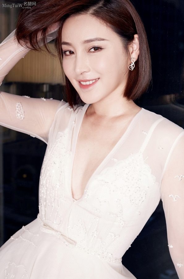甘婷婷穿深V礼服露深沟出席时尚盛典(2/8)