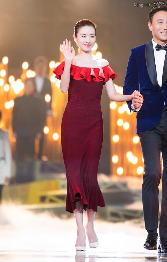Actress Dong Jie showed off her shoulders and stepped on milky white stilettos to present awards. Her temperament is confident, elegant and charming.(2/7)