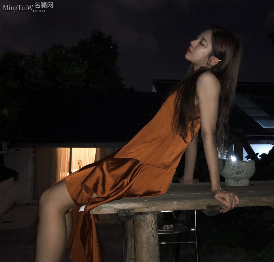 沈梦瑶夜晚光腿光脚写真(4/6)