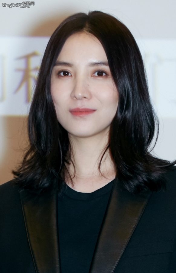 身高1米73的帅气女星宋佳西服套装配高跟短靴(4/5)