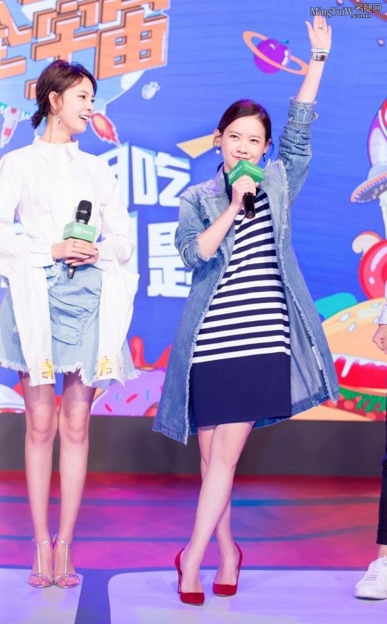 曾宝仪主持节目时脚踩性感红色细高跟鞋 嘉宾是陈瑶(2/4)