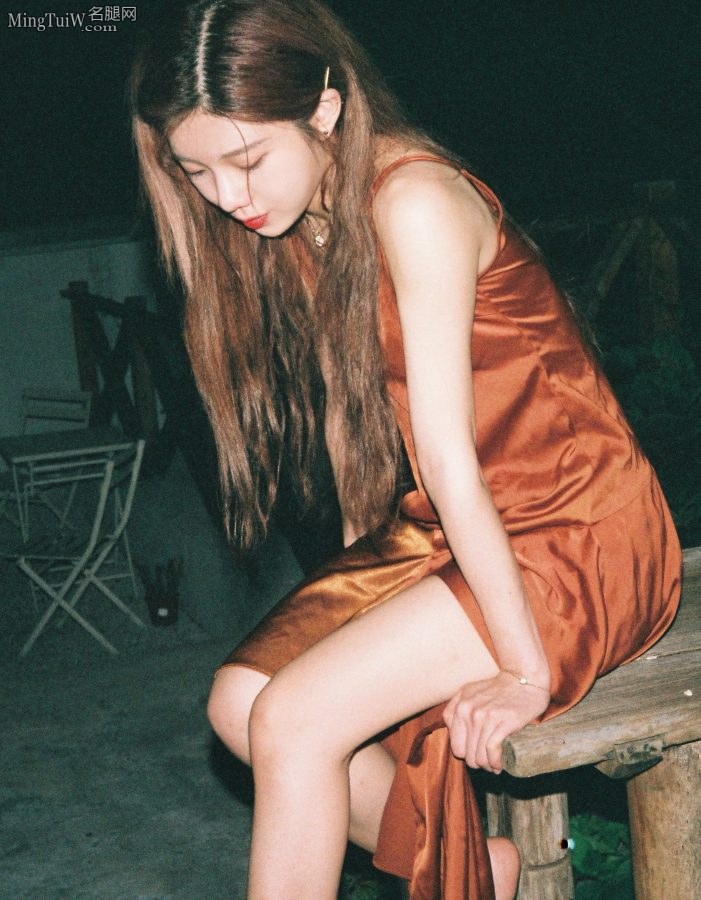 沈梦瑶夜晚光腿光脚写真(3/6)