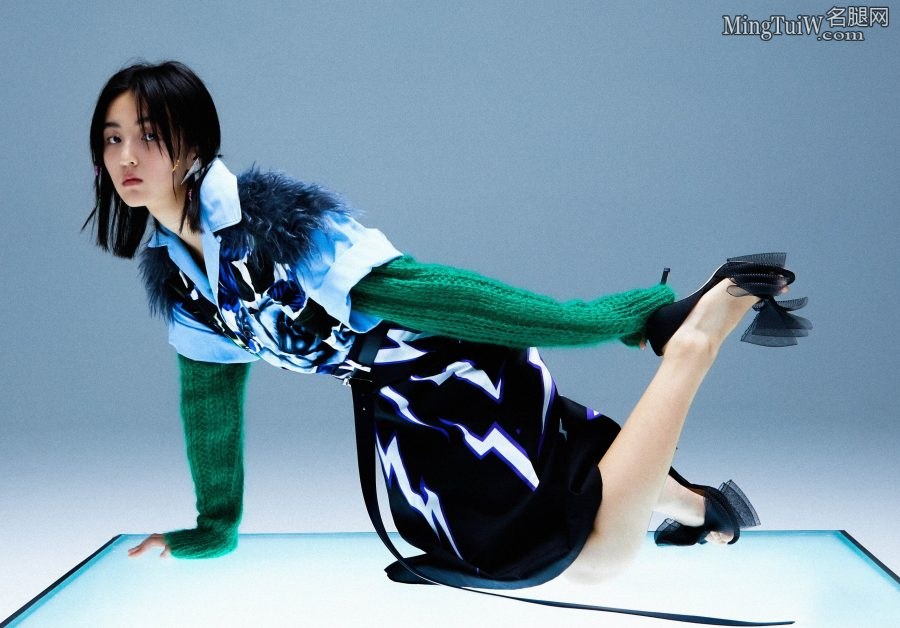 小美女张子枫脚穿细高跟鞋和长靴拍写真(1/11)