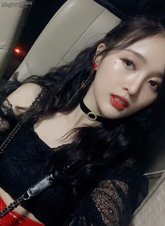  Rocket Girl Wu Xuanyi's red leather skirt, lips slightly open, revealing charming white teeth(2/12)
