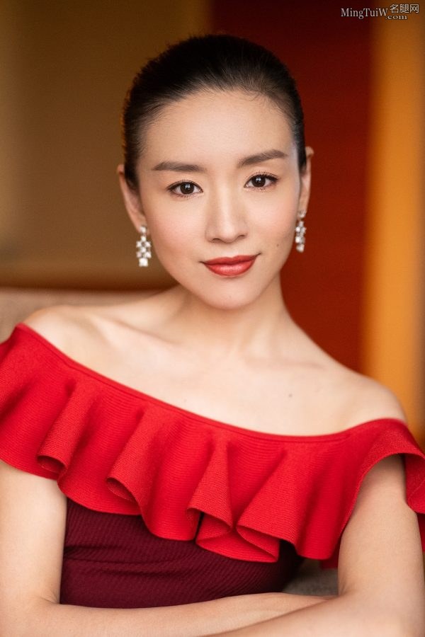 女星董洁小露香肩踩乳白色细高跟登台颁奖 气质自信优雅迷人(4/7)