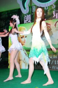 林依晨脱掉高跟鞋光着丝袜脚再台上表演（第2张/共12张）