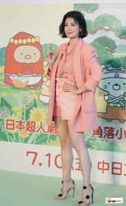 贾静雯穿粉色西装配短裤踩高跟鞋展示修长美腿