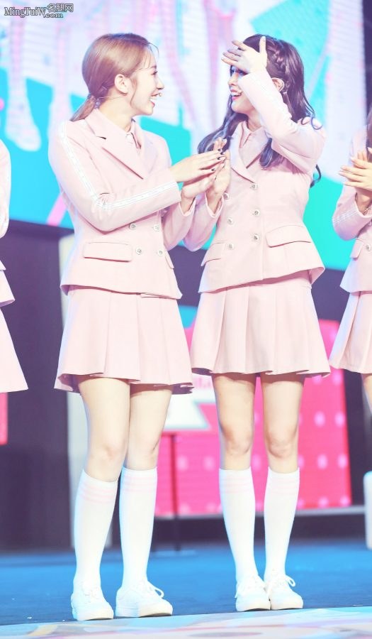 少女闺蜜吴宣仪和孟美岐粉裙白筒袜(2/24)
