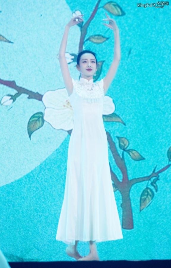 女星王鸥身着一套淡雅的白色旗袍表演《茉莉花》(1/9)