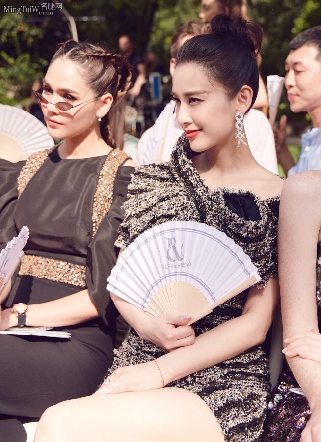 温暖阳光照射下黄圣依洁白细长的美腿(6/6)