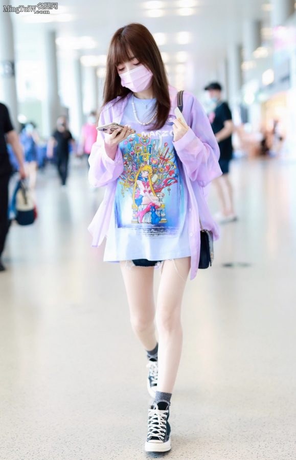 美少女战士李小璐戴口罩现身机场美腿纤细白嫩(3/8)