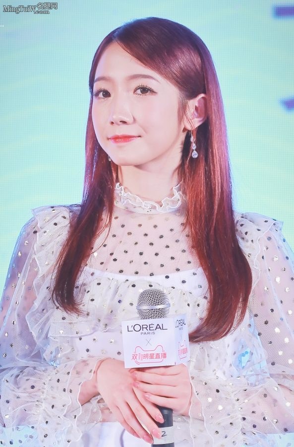 吴宣仪和孟美岐好姐妹脚穿高跟同台(17/22)