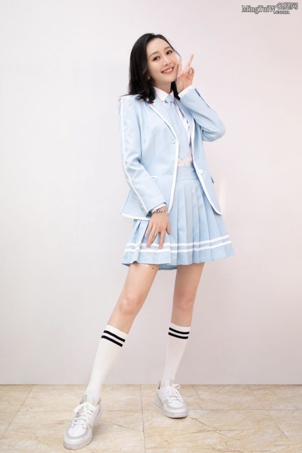 王鸥穿学生制服美腿纤细 气质清纯可爱(1/8)