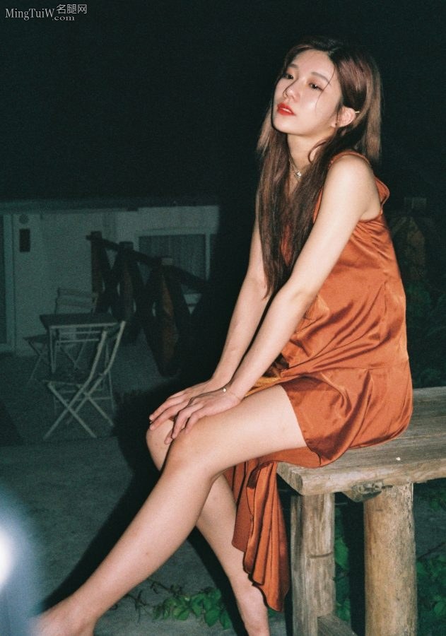 沈梦瑶夜晚光腿光脚写真(1/6)