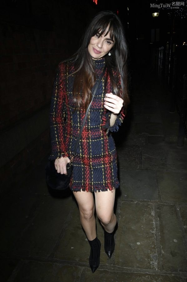 腿上裹了超薄肉丝袜的英国女演员Jennifer Metcalfe街拍照(7/8)