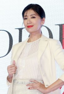 成熟御姐贾静雯白色西装配半透长裙脚踩细高跟代言