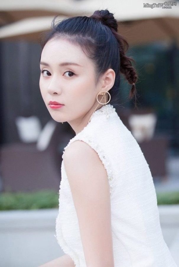 94年的美少女郑合惠子美腿白皙(2/6)