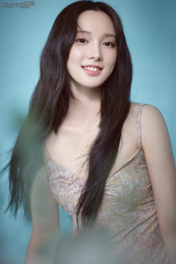 长发漂漂彭小苒穿低胸吊带裙展露美腿玉足(3/4)