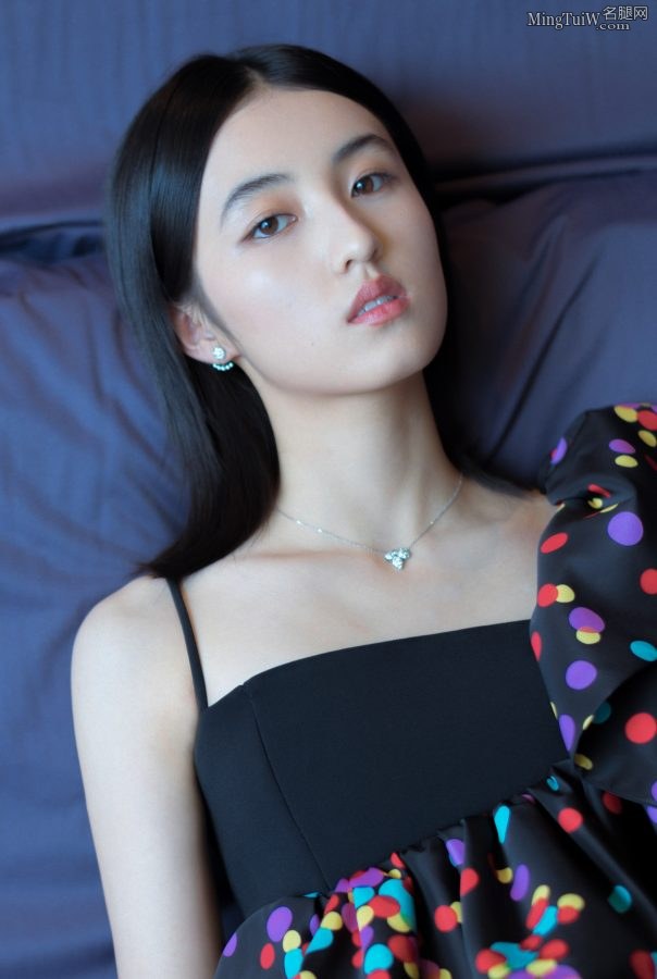 张子枫笔直的白腿和白脚 秀发柔顺表情惹人怜(6/9)