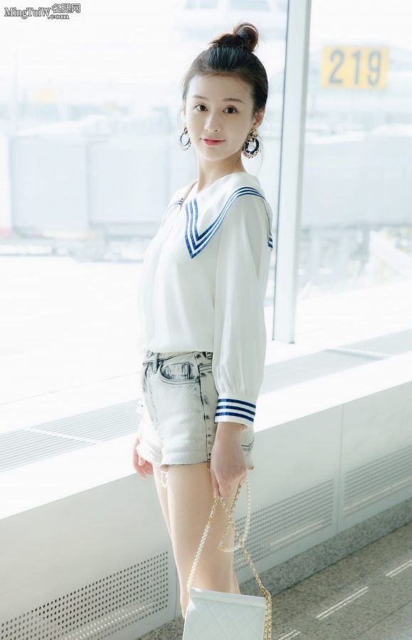 在机场穿紧身牛仔热裤秀腿的郑合惠子美妞(3/6)