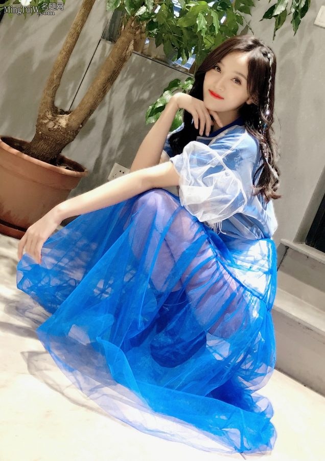 欣赏吴宣仪蓝纱裙内的长腿(2/3)
