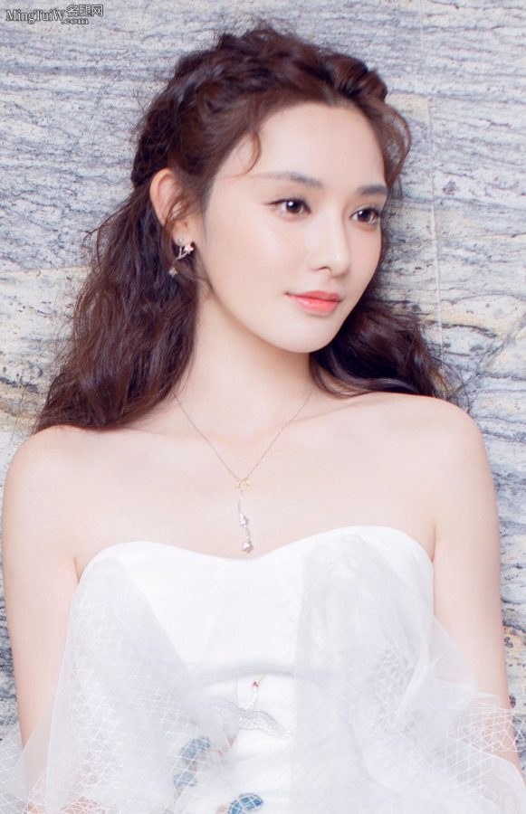 高颜值美女彭小苒白纱裙里修长的美腿 演出现场仙气十足(6/8)