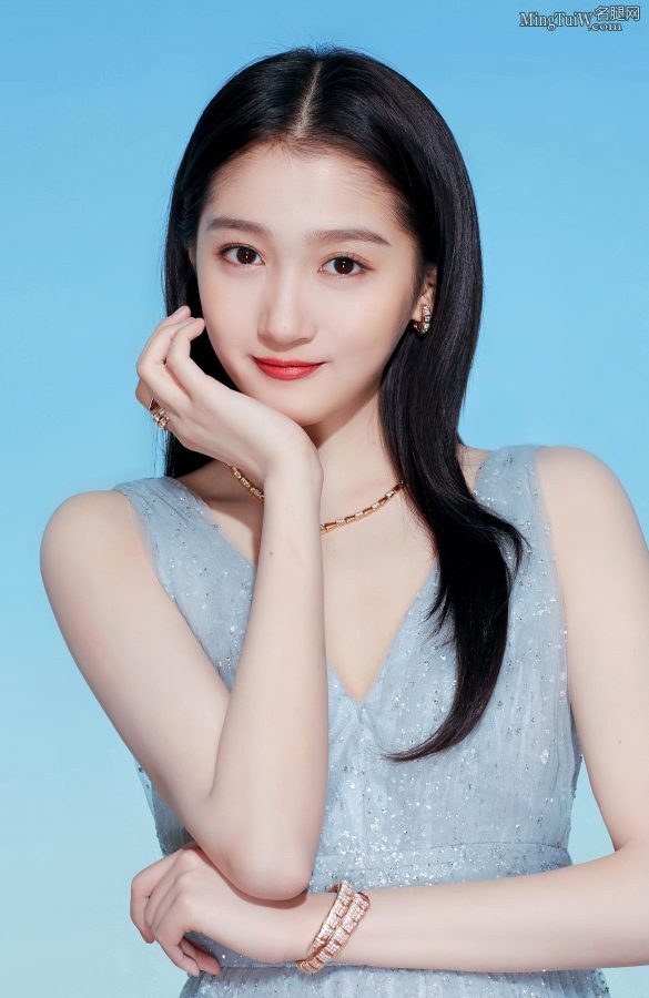 高挑的美人关晓彤穿仙气长裙脚踩超尖高跟鞋(3/3)