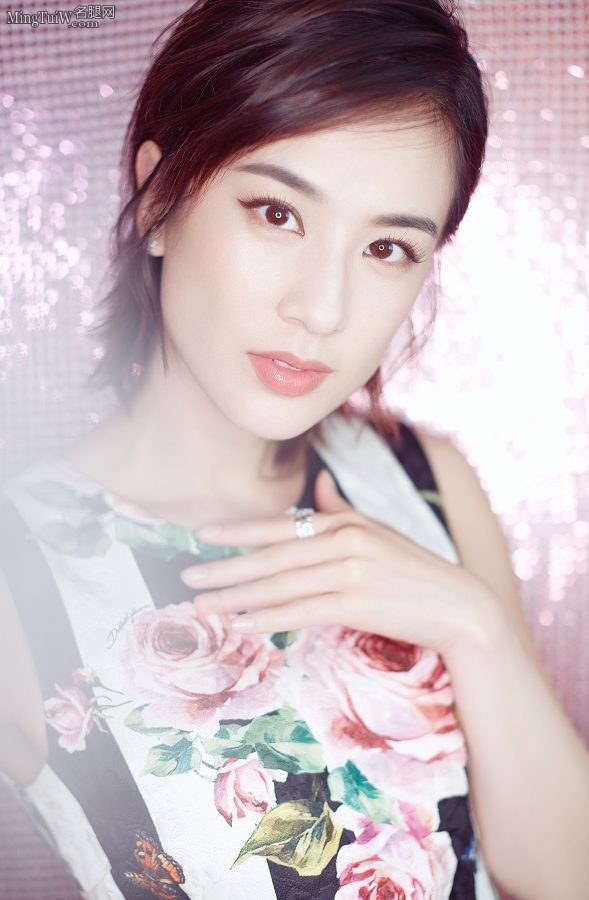 黄圣依身穿一条小花裙玉腿白足颜值太美(3/3)
