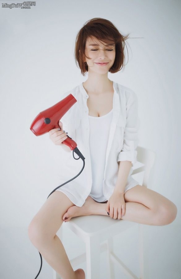 班嘉佳短发造型写真 白腿和玉脚齐上镜(6/8)