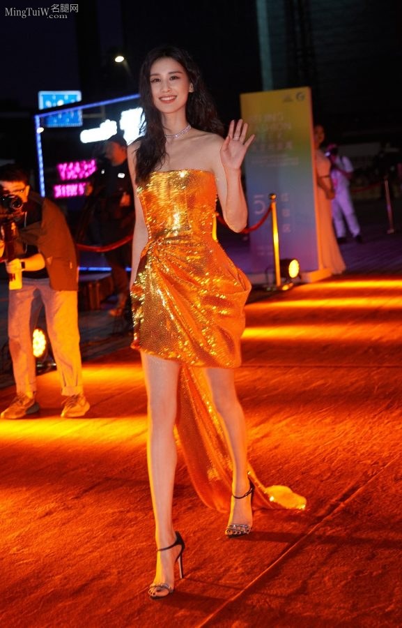 黄圣依盛装出席北京时装周骨感身材修长的美腿靓爆（第2张/共6张）