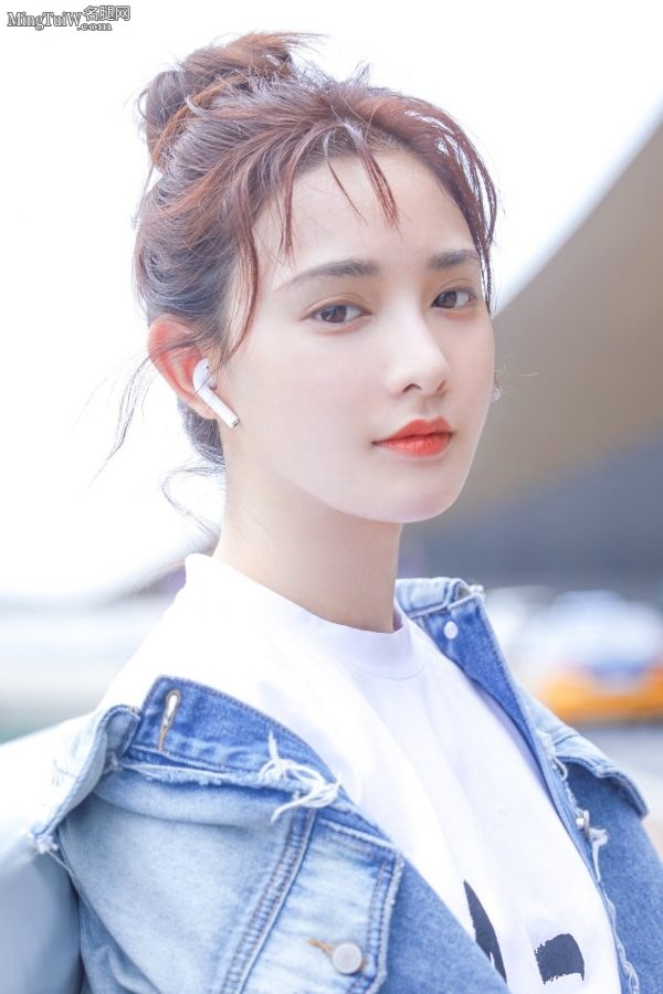 主持出身的女星彭小苒穿四分短裤露长腿 今天的装扮有点酷(4/5)