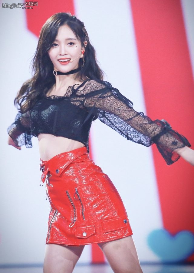  Rocket Girl Wu Xuanyi's red leather skirt, lips slightly open, revealing charming white teeth(10/12)
