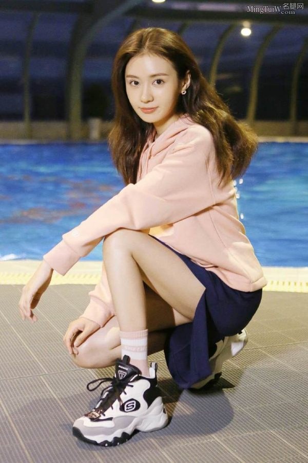 郑合惠子穿运动鞋开叉裙露出粉嫩的少女腿（第1张/共2张）