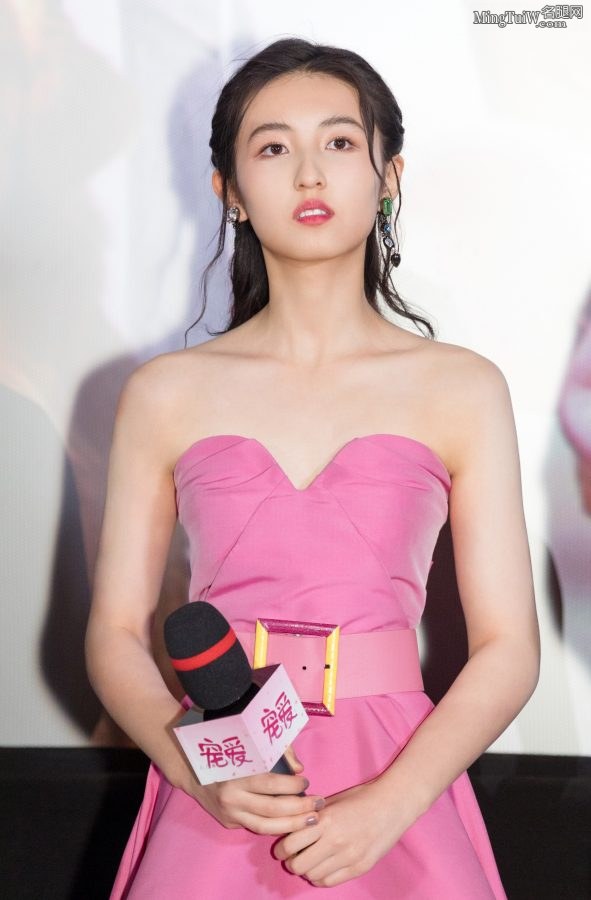 穿粉色抹胸裙凉高跟的美少女张子枫 玉手各种姿势握话筒(4/7)