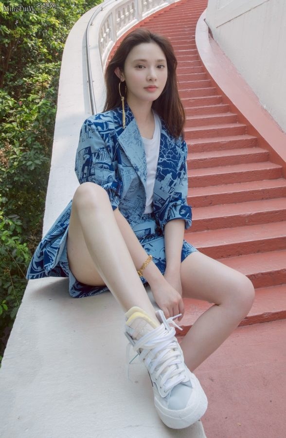 范冰冰旗下美腿最光滑的女艺人彭小苒(1/2)