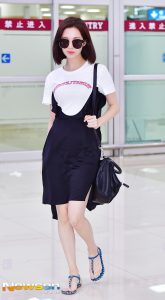 韩国美女歌手徐贤白足穿凉鞋街拍