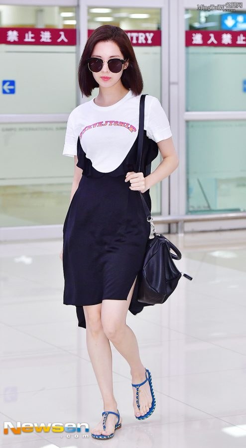韩国美女歌手徐贤白足穿凉鞋街拍(5/5)