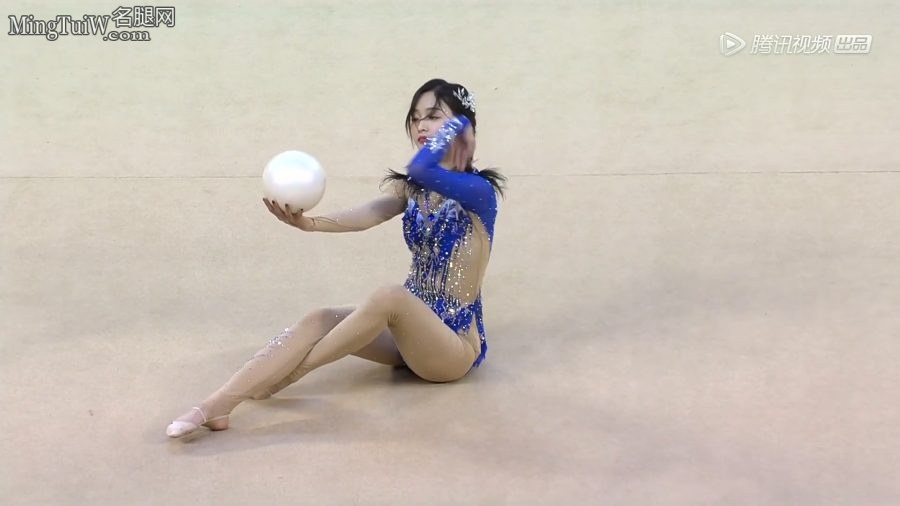 《超新星全运会2》吴宣仪艺术体操表演服露大腿优美[百度网盘](8/9)