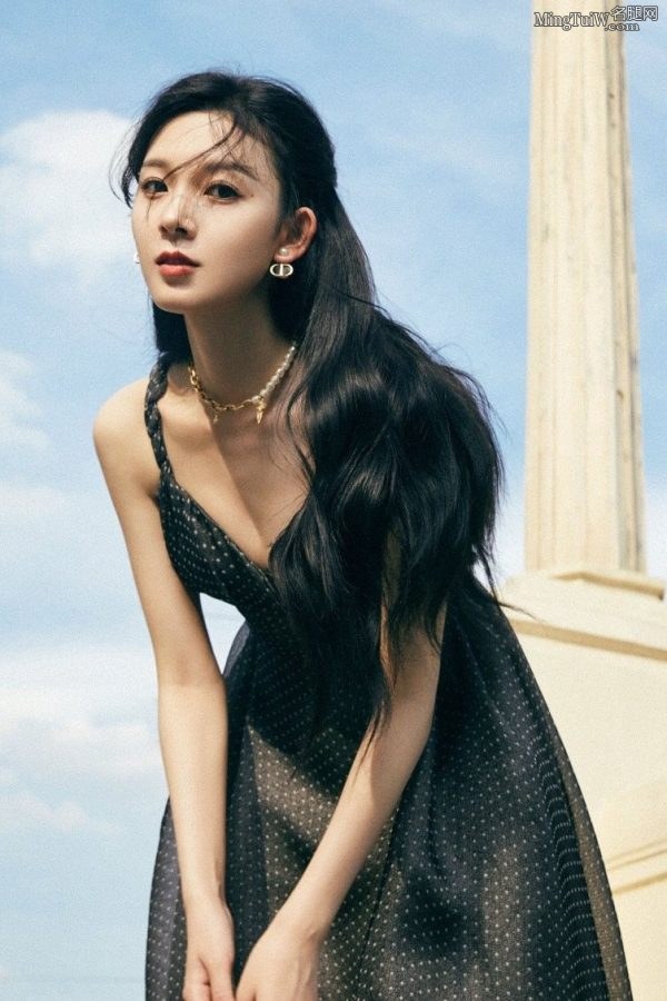 陈瑶身穿吊带低胸长裙优雅大秀事业线(11/14)