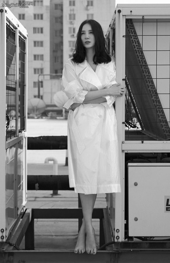 女明星宋佳脚穿CL细跟红底短靴在天台拍写真(3/11)