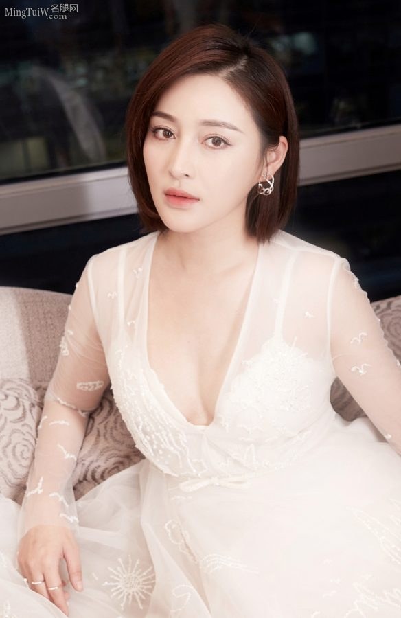 甘婷婷穿深V礼服露深沟出席时尚盛典(3/8)