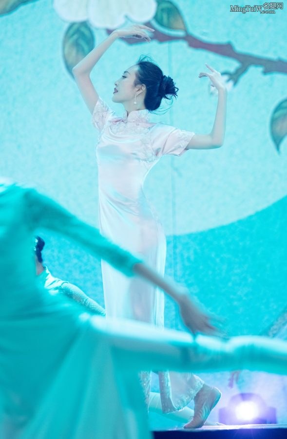 女星王鸥身着一套淡雅的白色旗袍表演《茉莉花》（第5张/共9张）