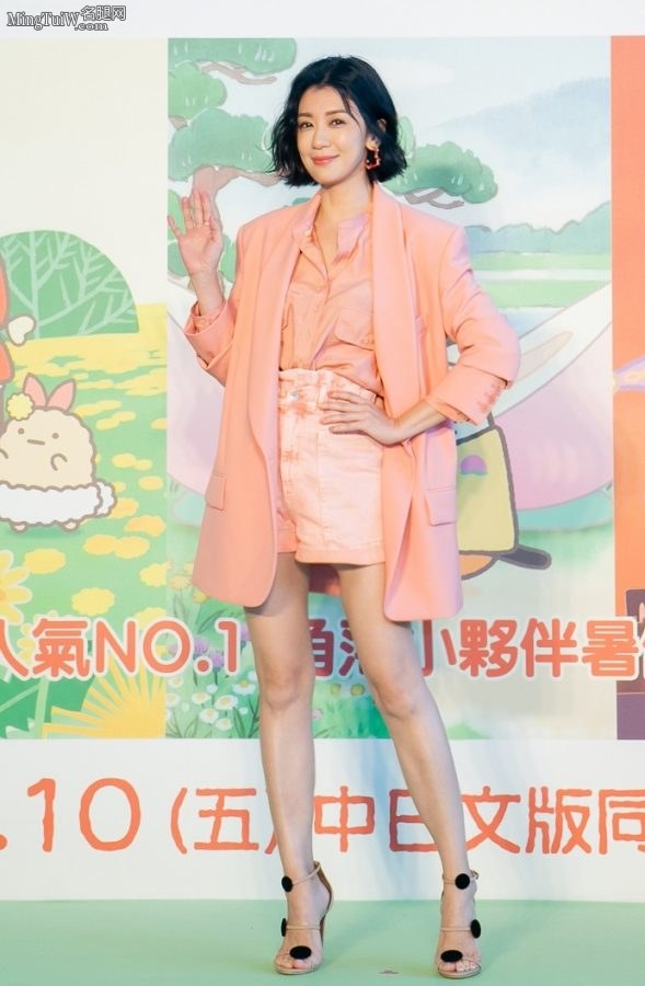 贾静雯穿粉色西装配短裤踩高跟鞋展示修长美腿(15/23)