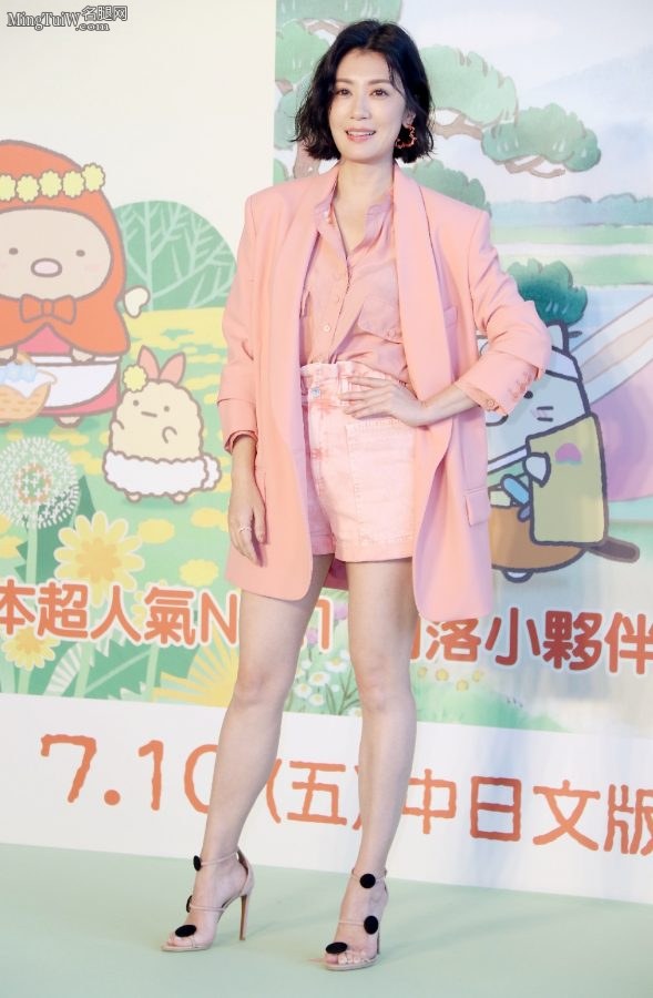 贾静雯穿粉色西装配短裤踩高跟鞋展示修长美腿（第4张/共23张）