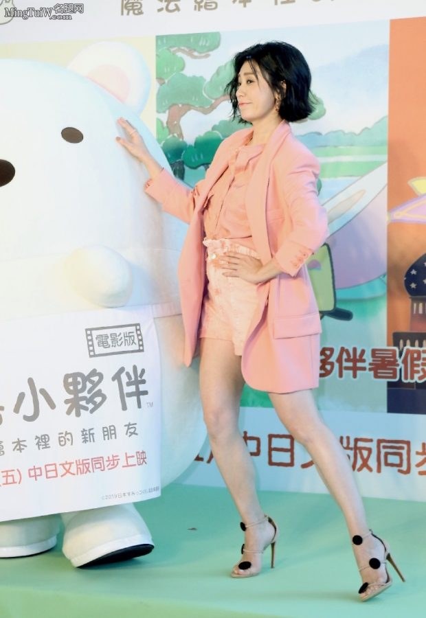 贾静雯穿粉色西装配短裤踩高跟鞋展示修长美腿(10/23)