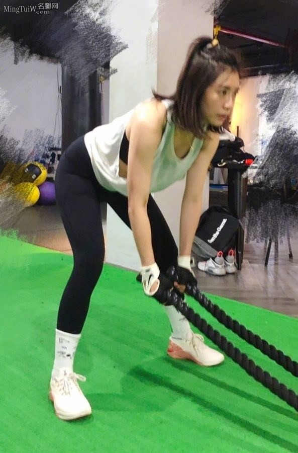 贾静雯在健身房里练就迷人翘臀(2/4)