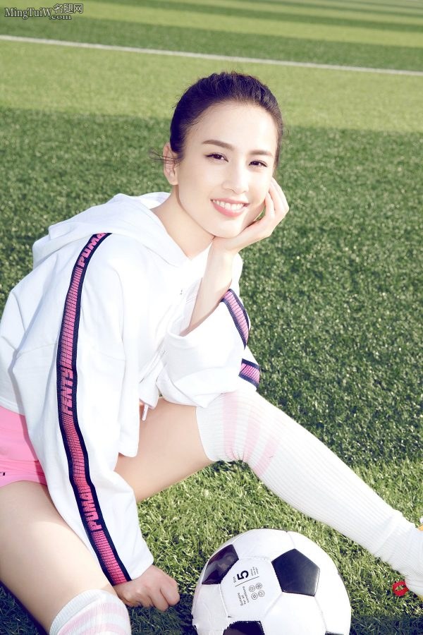 足球宝贝黄圣依运动鞋筒袜美腿吸引人(5/5)