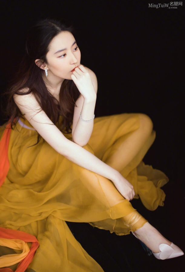 小龙女刘亦菲穿尖头高跟足背细腻(1/5)
