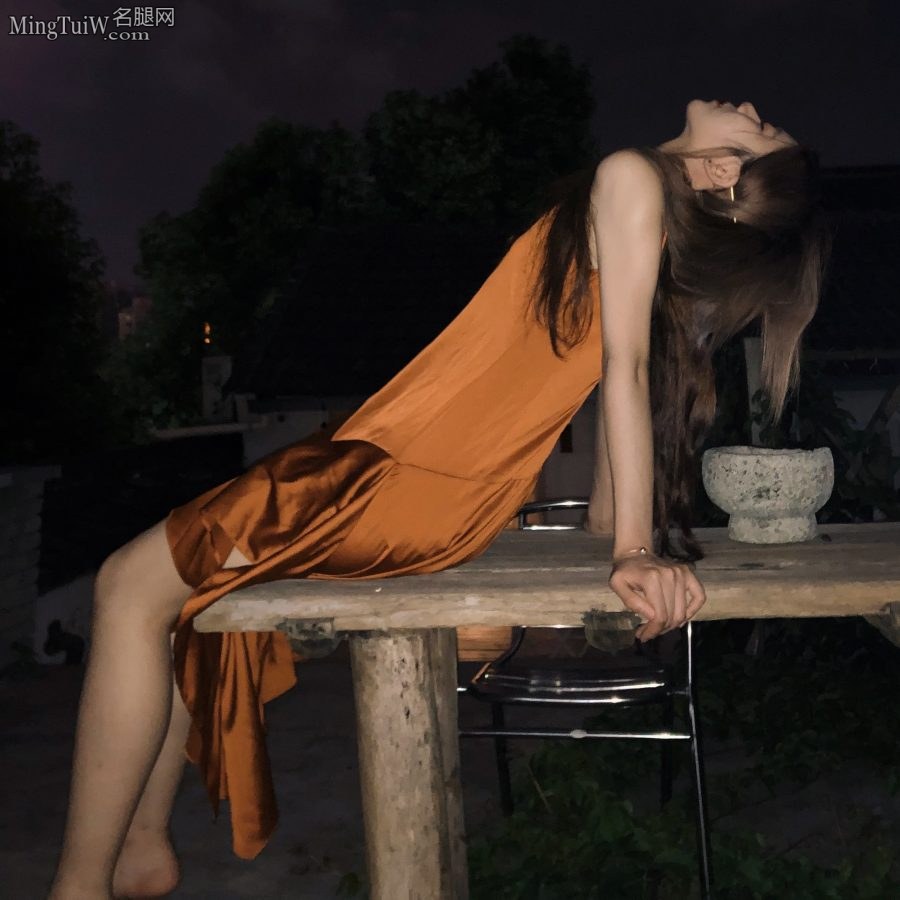 沈梦瑶夜晚光腿光脚写真(5/6)