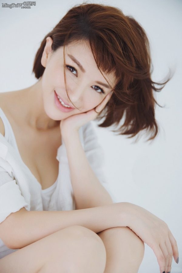 班嘉佳短发造型写真 白腿和玉脚齐上镜(7/8)